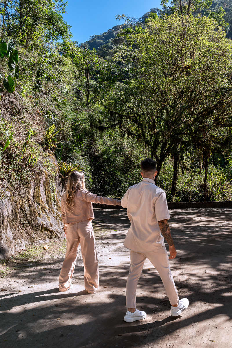 Caminhada pela floresta de itatiai