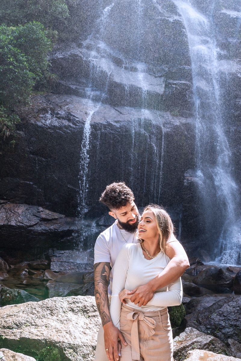 Casal sob a luz natural do dia