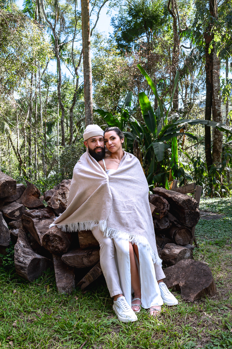 Pré wedding com a floresta como cenário
