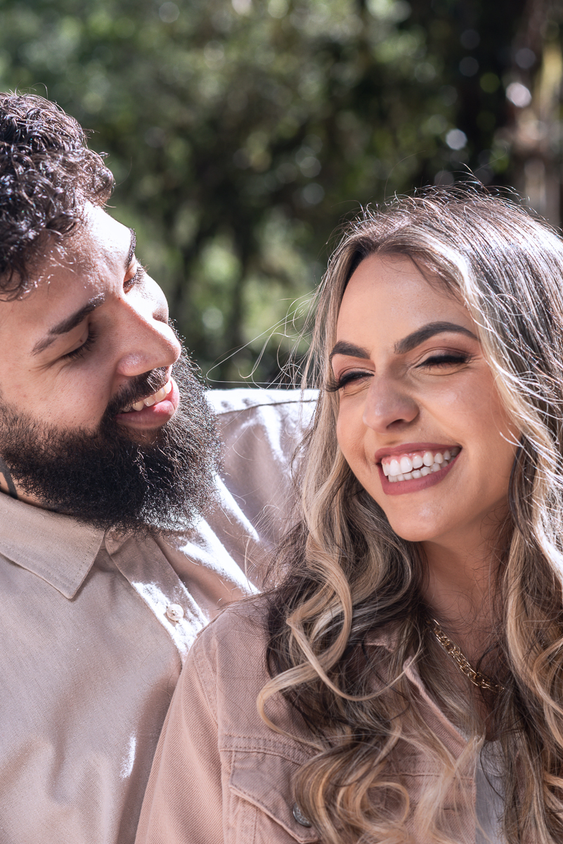 Ensaio de casal na floresta.