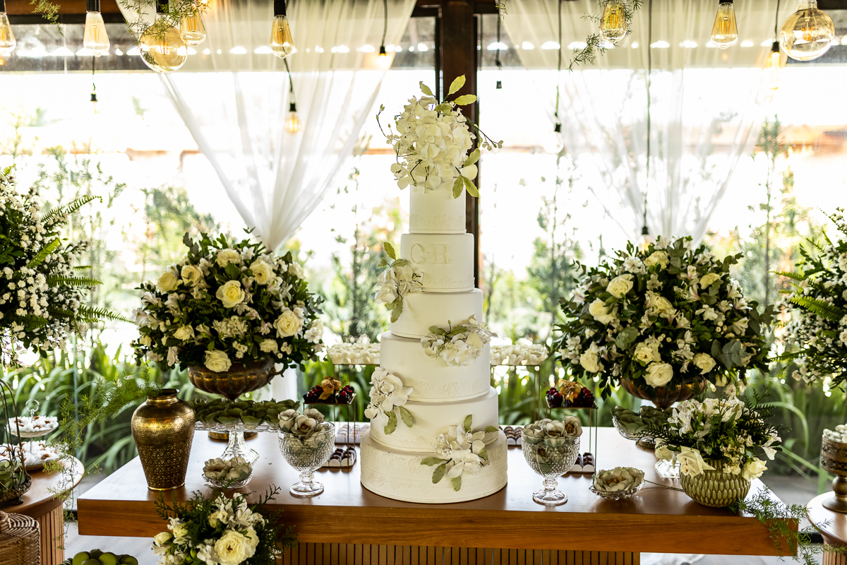 Decoração da mesa do bolo casamento
