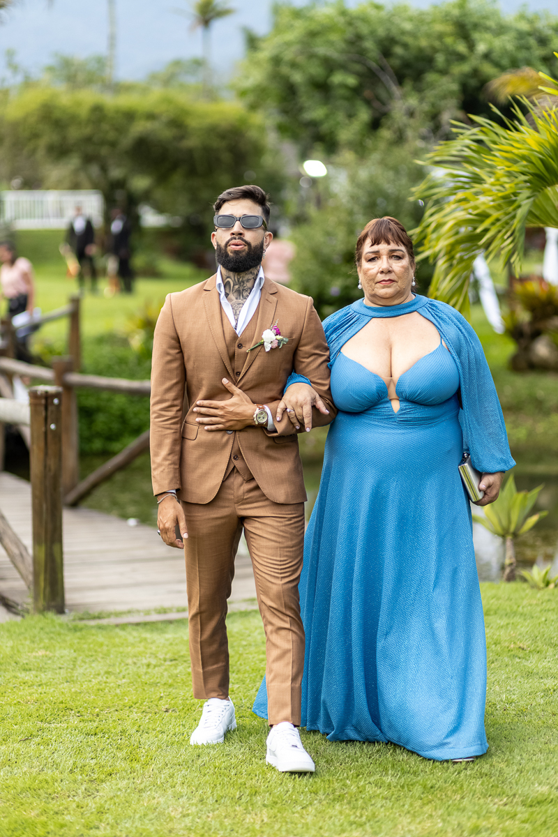 Entrada do noivo com a mãe