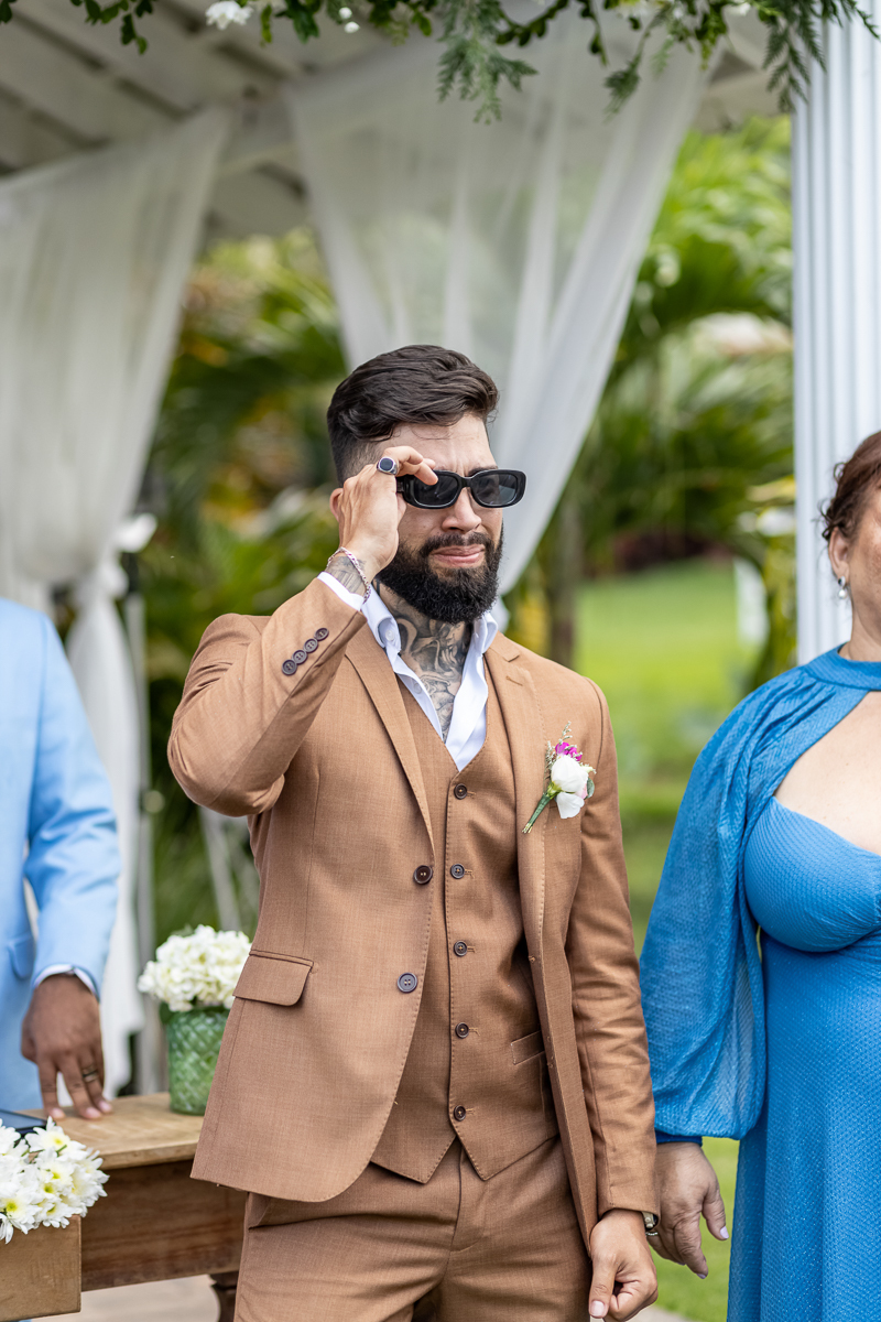 Noivo  no altar emcionado