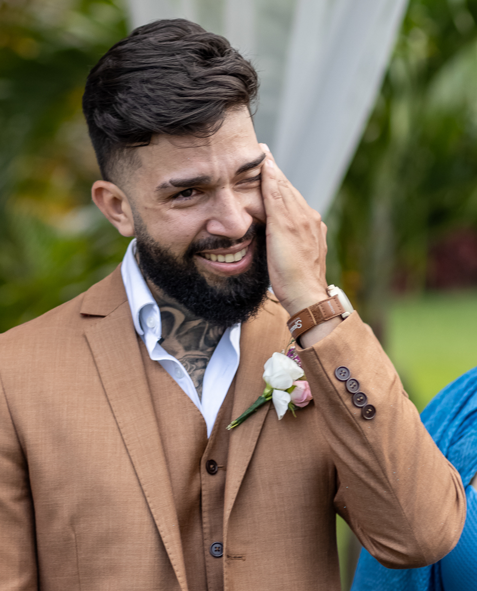 Noivo emocionado ao encontrar com a noiva 