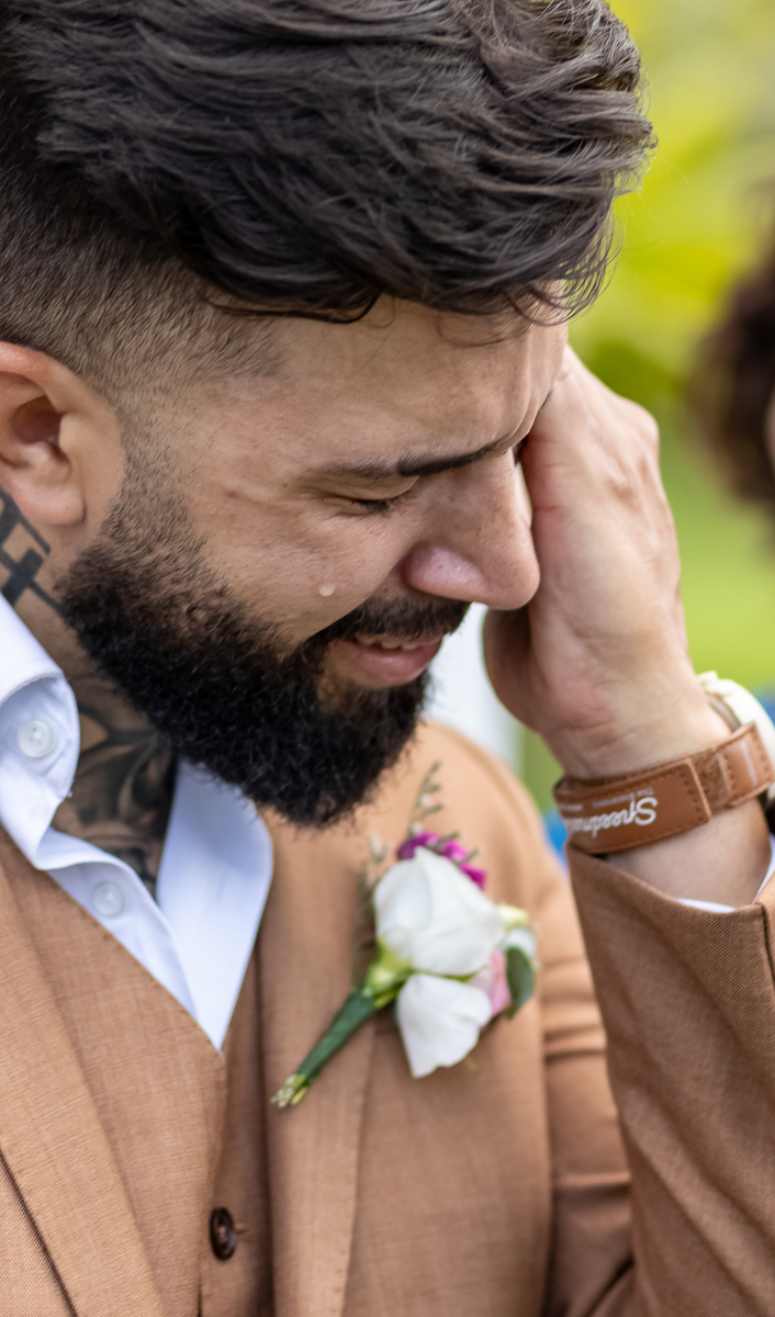 Emoção do noivo ao ver a noiva 