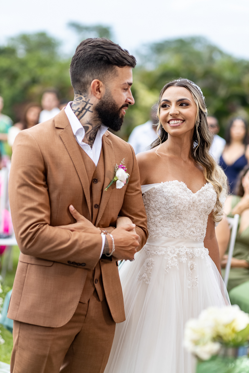 Olhares românticos dos noivos no altar 