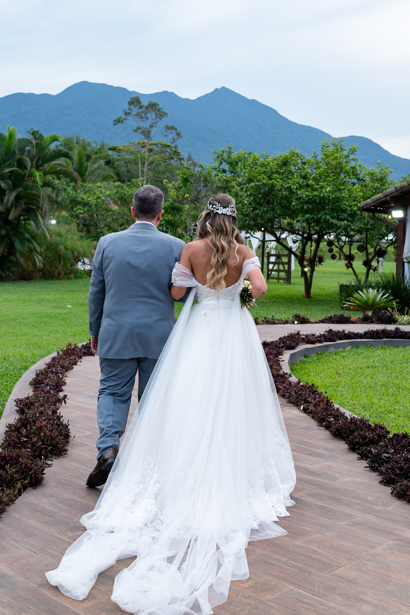 Casamento em meio à natureza no sitío da Mariana 
