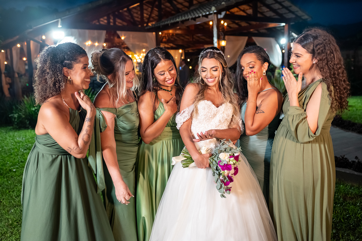 Noiva com madrinhas ao ar livre 