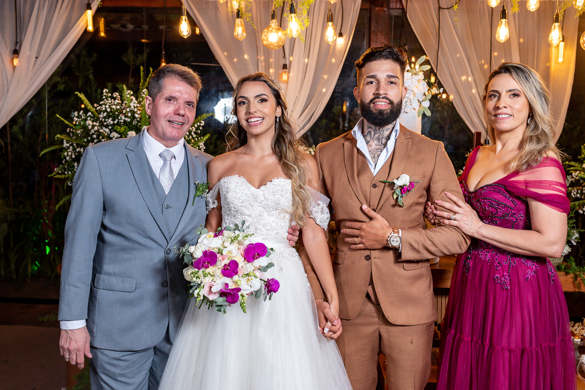 Fotografia dos noivos com os pais