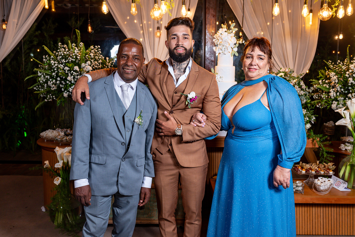 Fotografias do noivo com os pais 