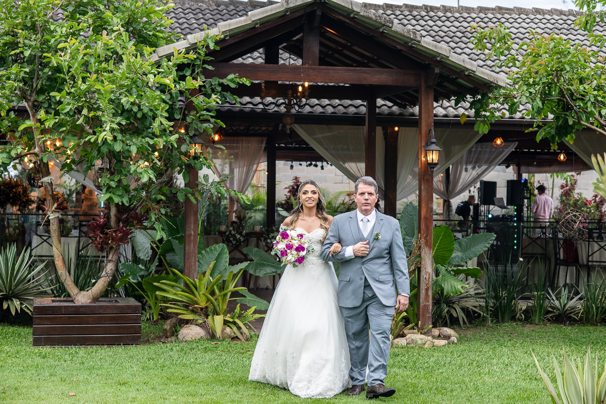 Entrada da noiva no sitío da Mariana 