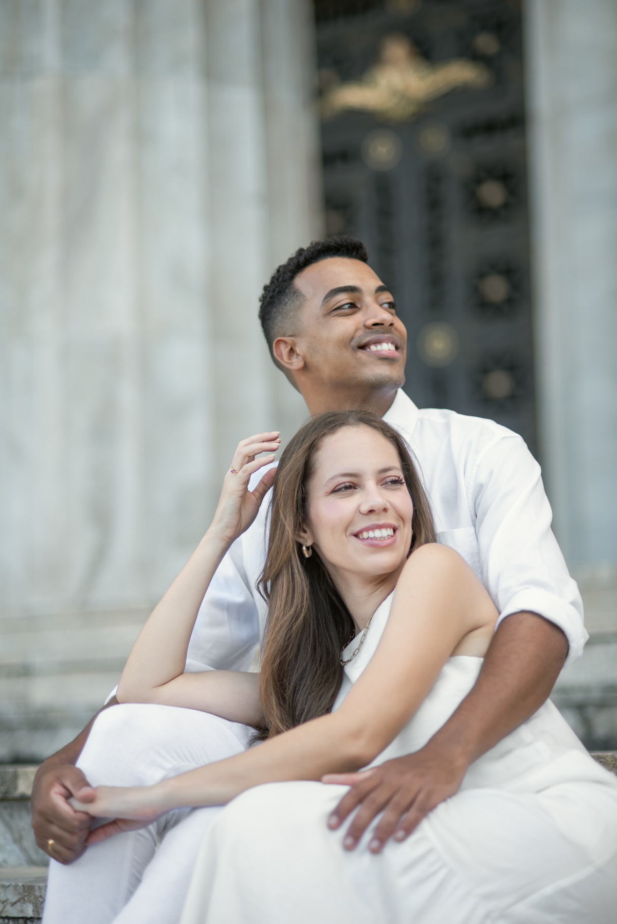 Pré-wedding noivos na escada sentados 