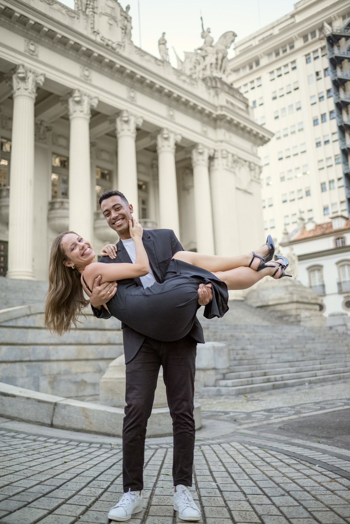 pré wedding de fotografias do noivo pegando a noiva no colo.