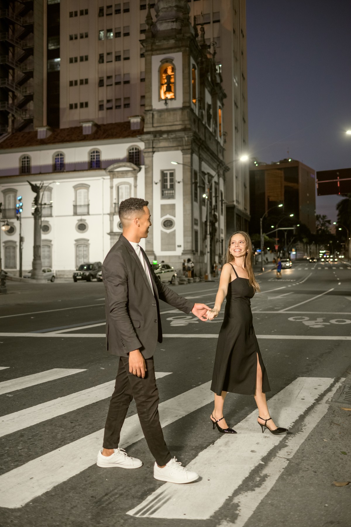 préwedding foto com os carros passando