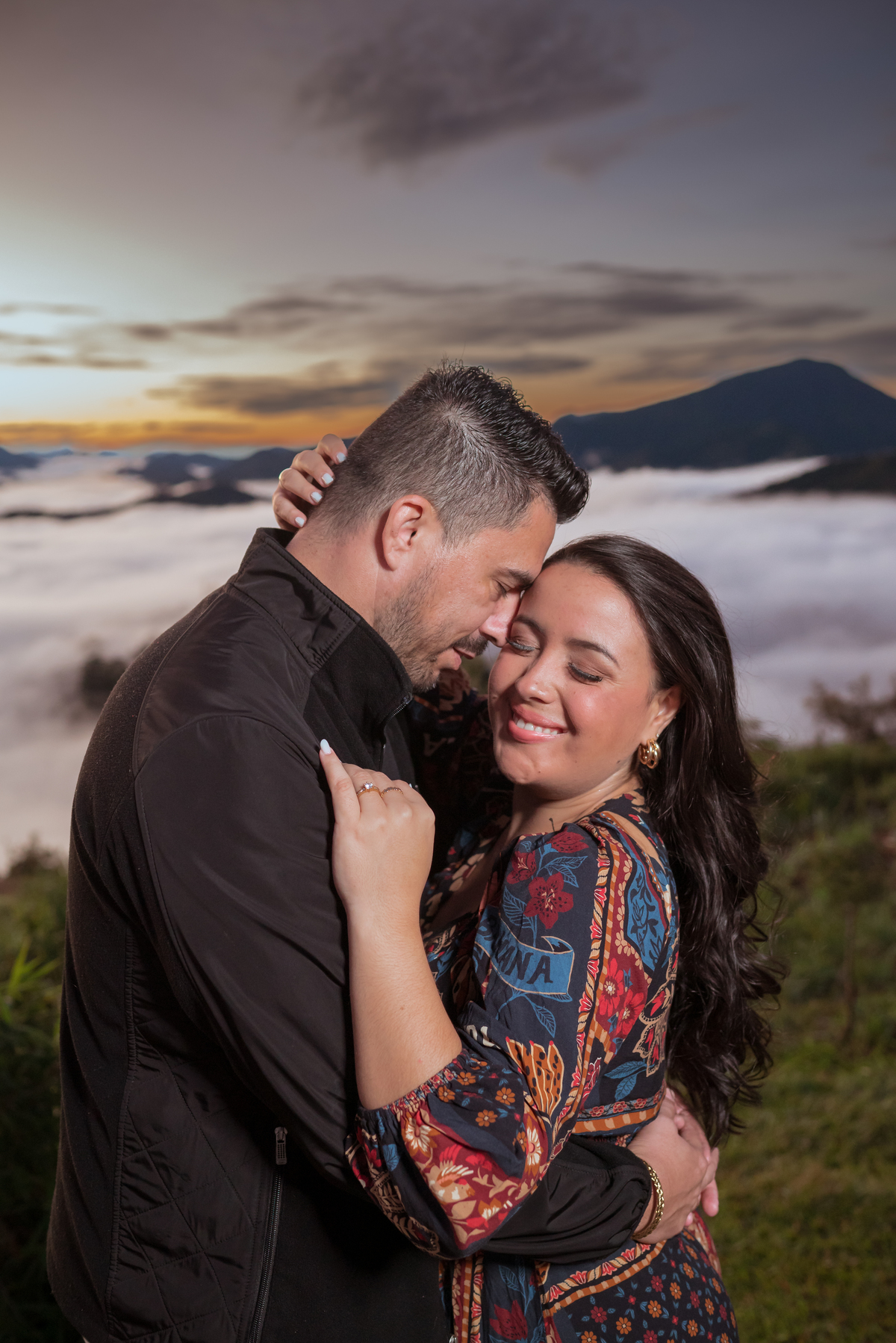 Noivos nas montanhas felizes 