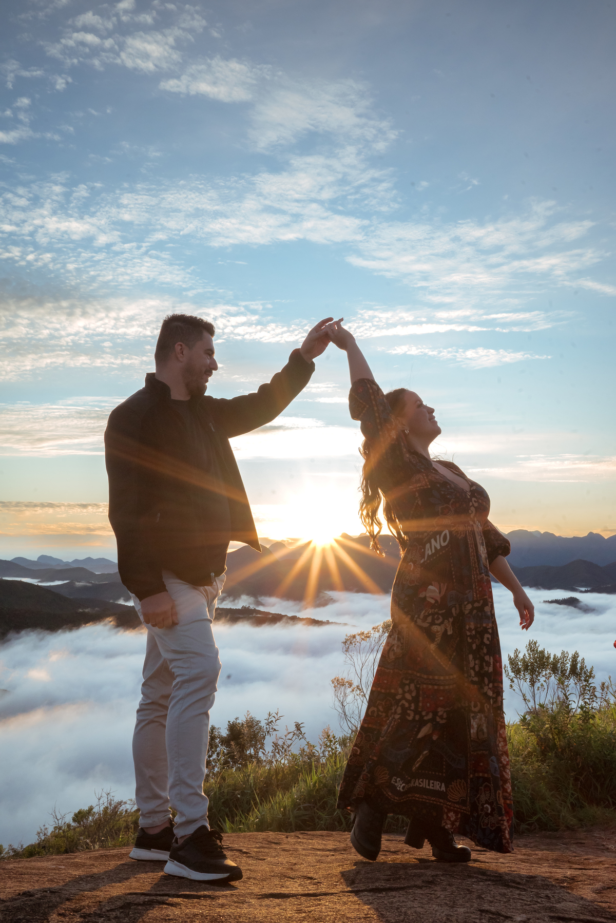 Fotografia dos noivos  sob as montanhas  