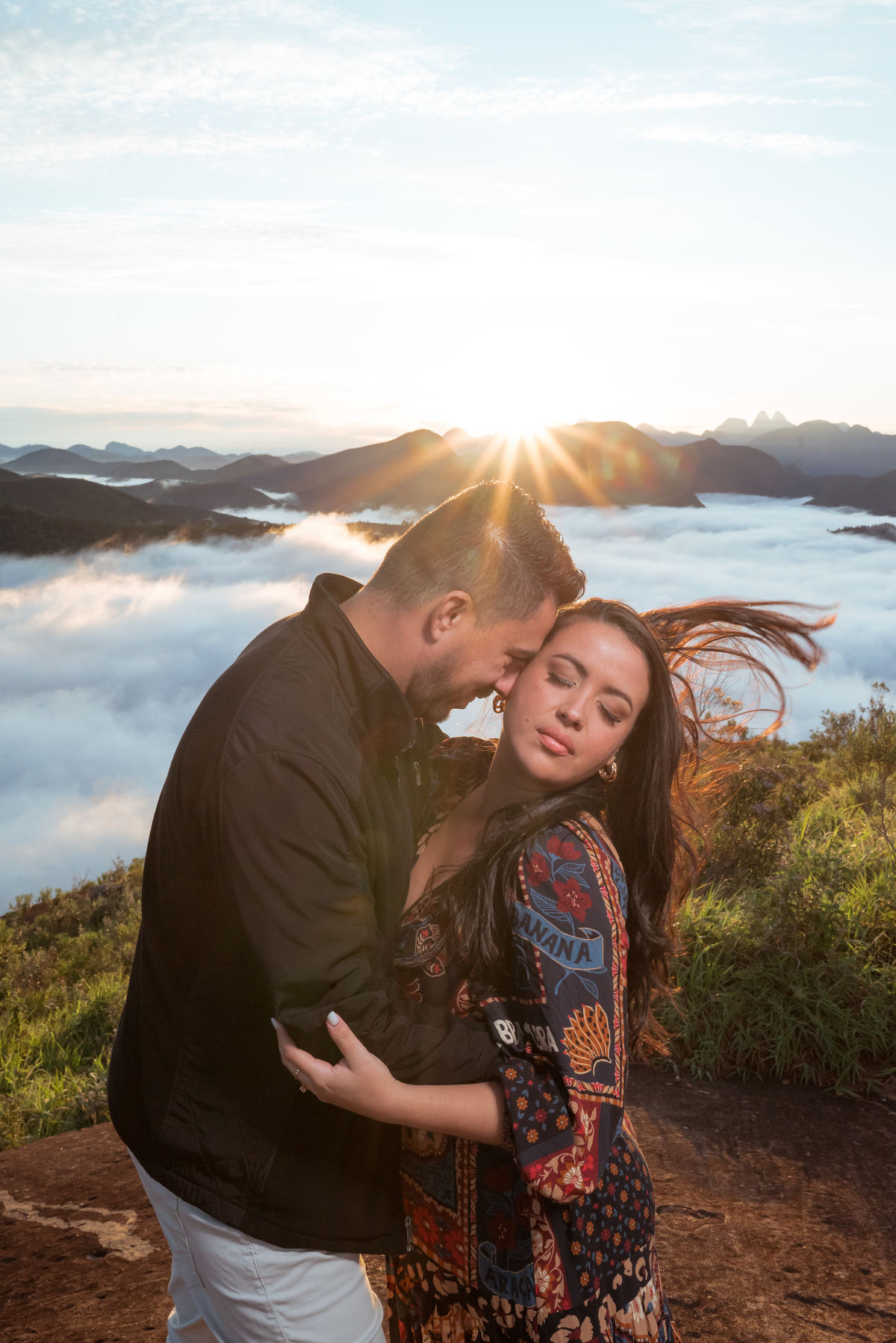 Fotografia dos noivos  sob as montanhas  