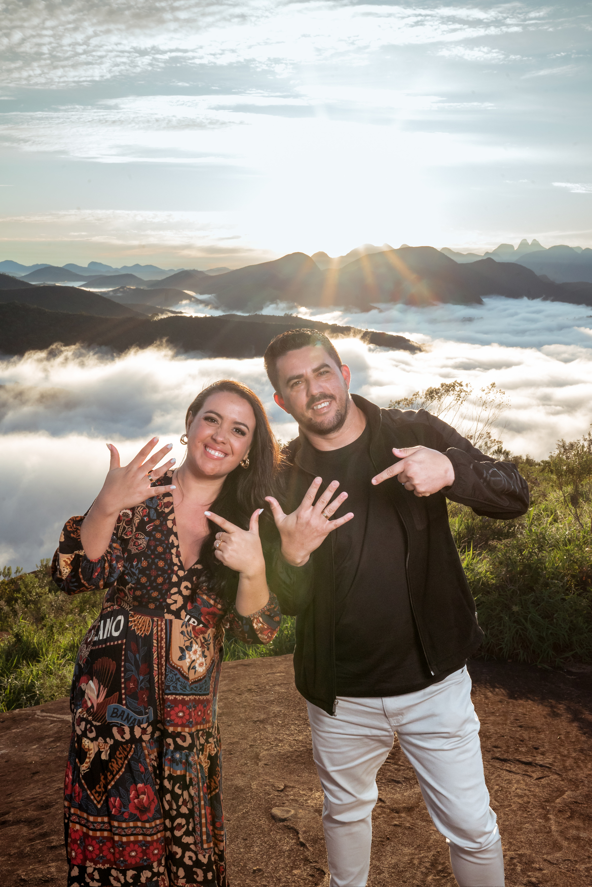 Noivos comemorando nas montanhas o noivado