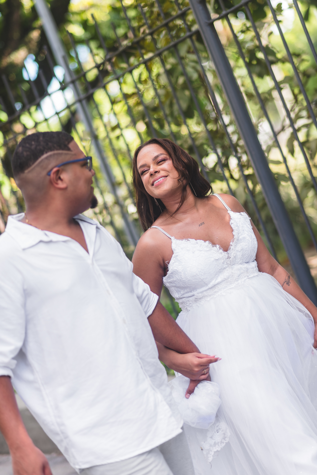 Pré-wedding caminhada no parque casal.