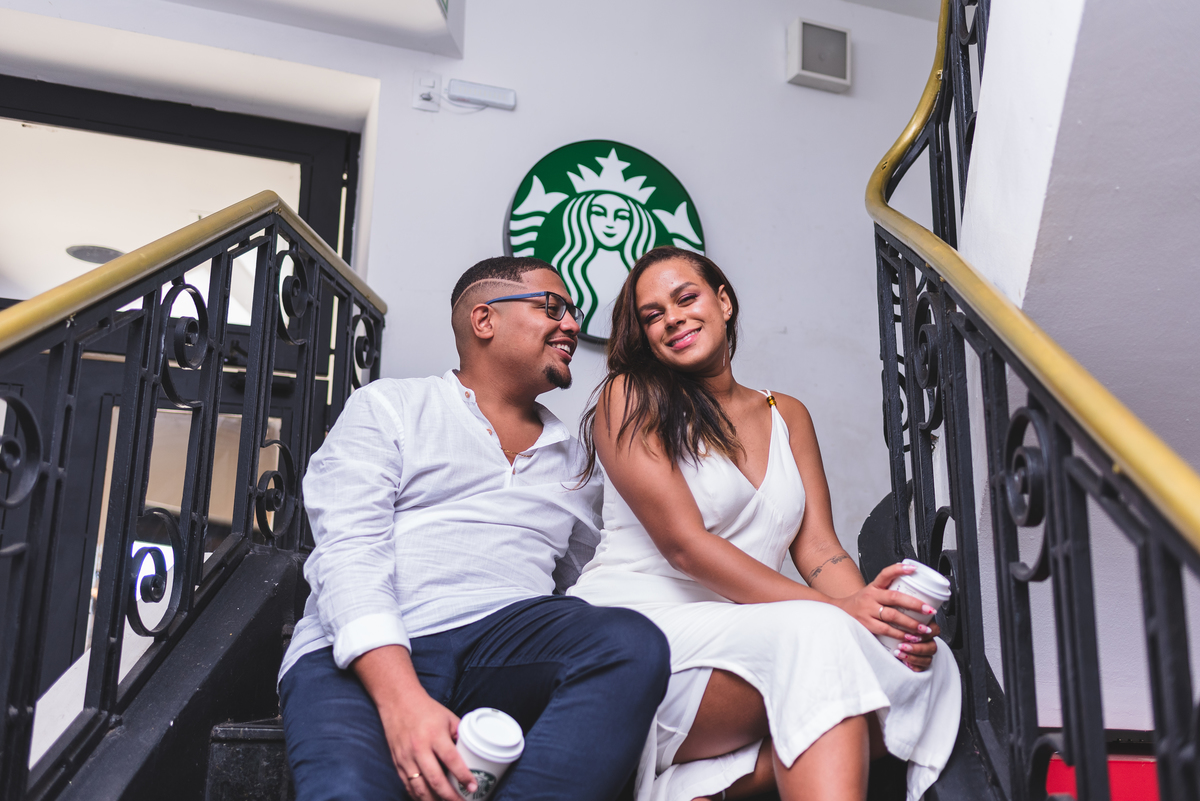 Pré-wedding na escada do Starbucks.