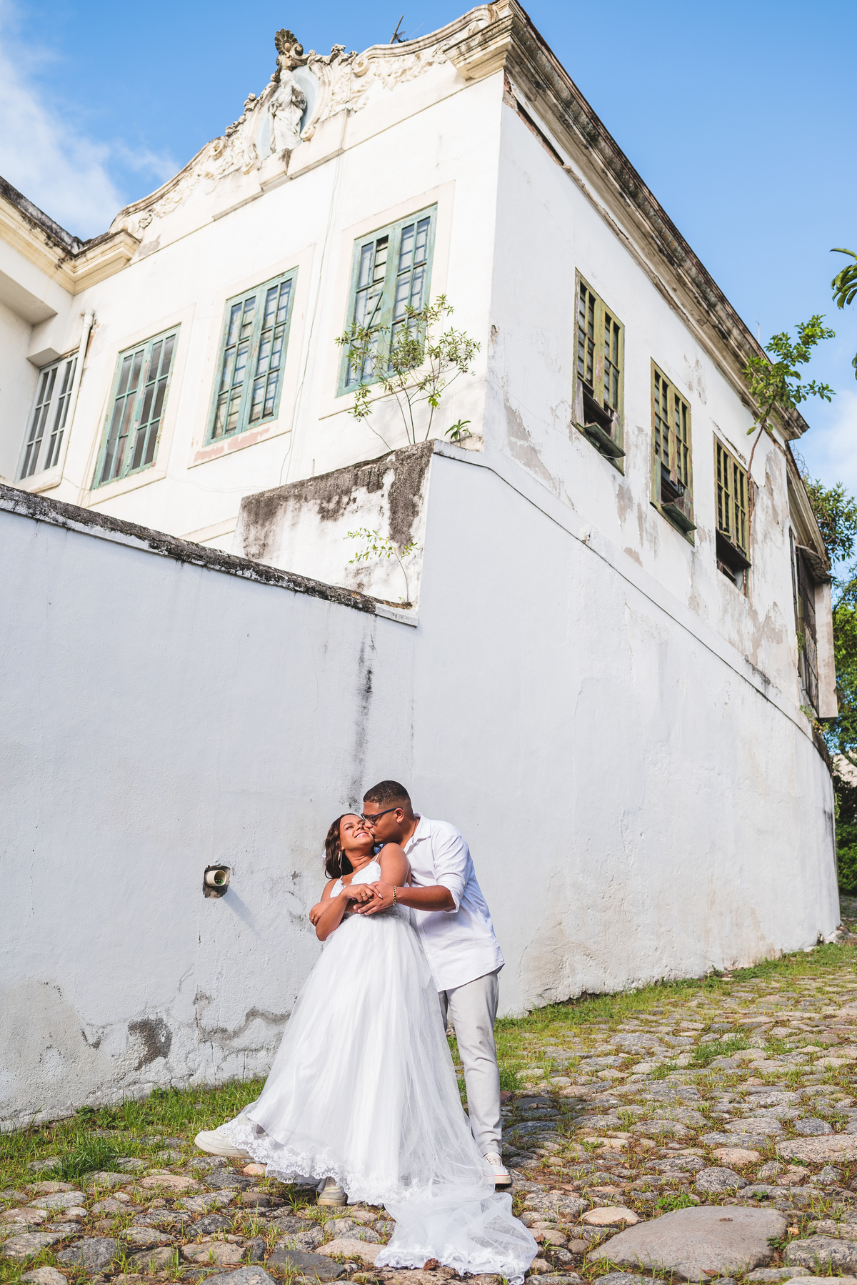 Pré-wedding casal abraçados 