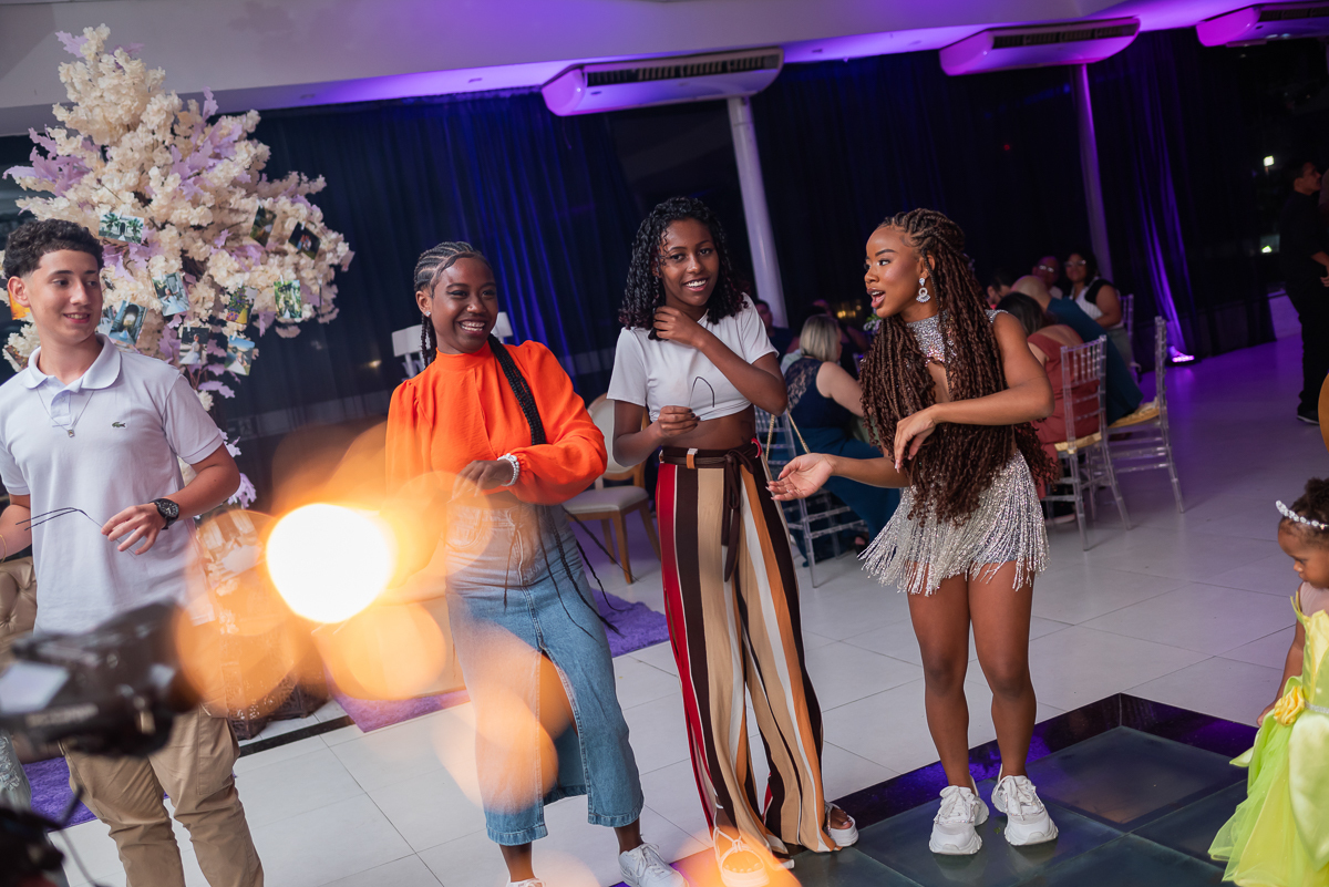 Pista de dança  de 15 anos animada