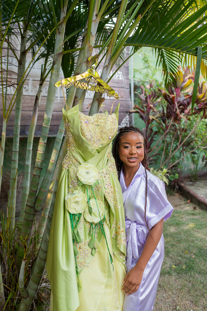 Debutante com vestido no making off