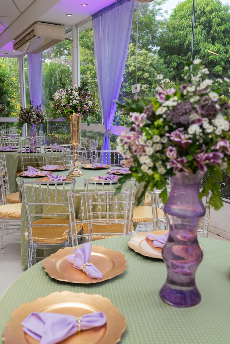 Decoração lilas com verde 