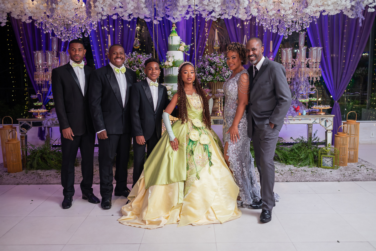 Família com a debutante princesa e o sapo 