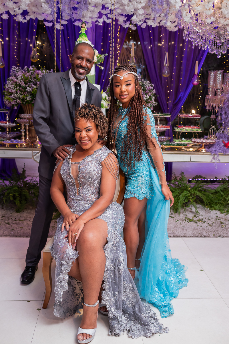 Debutante com os pais na mesa do Bolo 