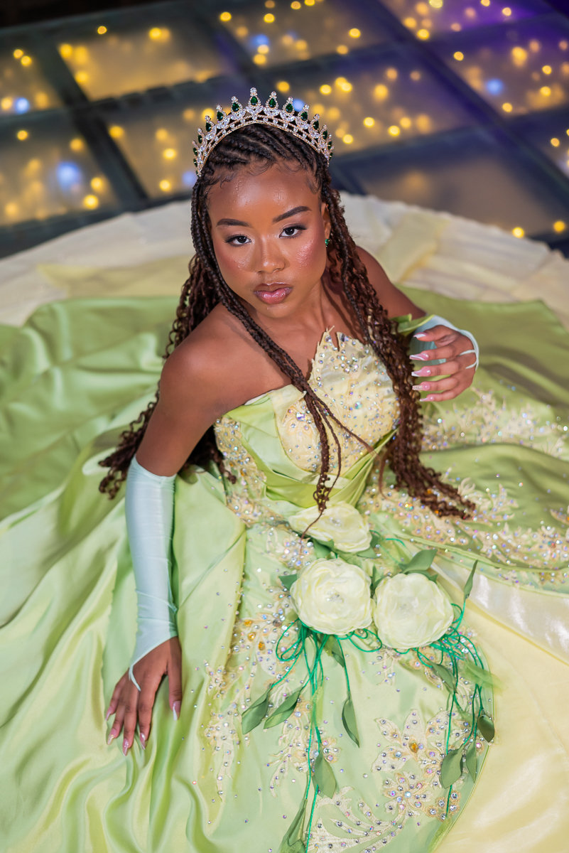 Debutante com vestido verde da princesa e o sapo poses