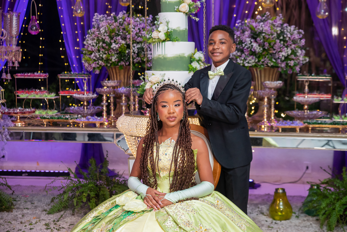 Irmão colocando coroa na cabeça da irmã