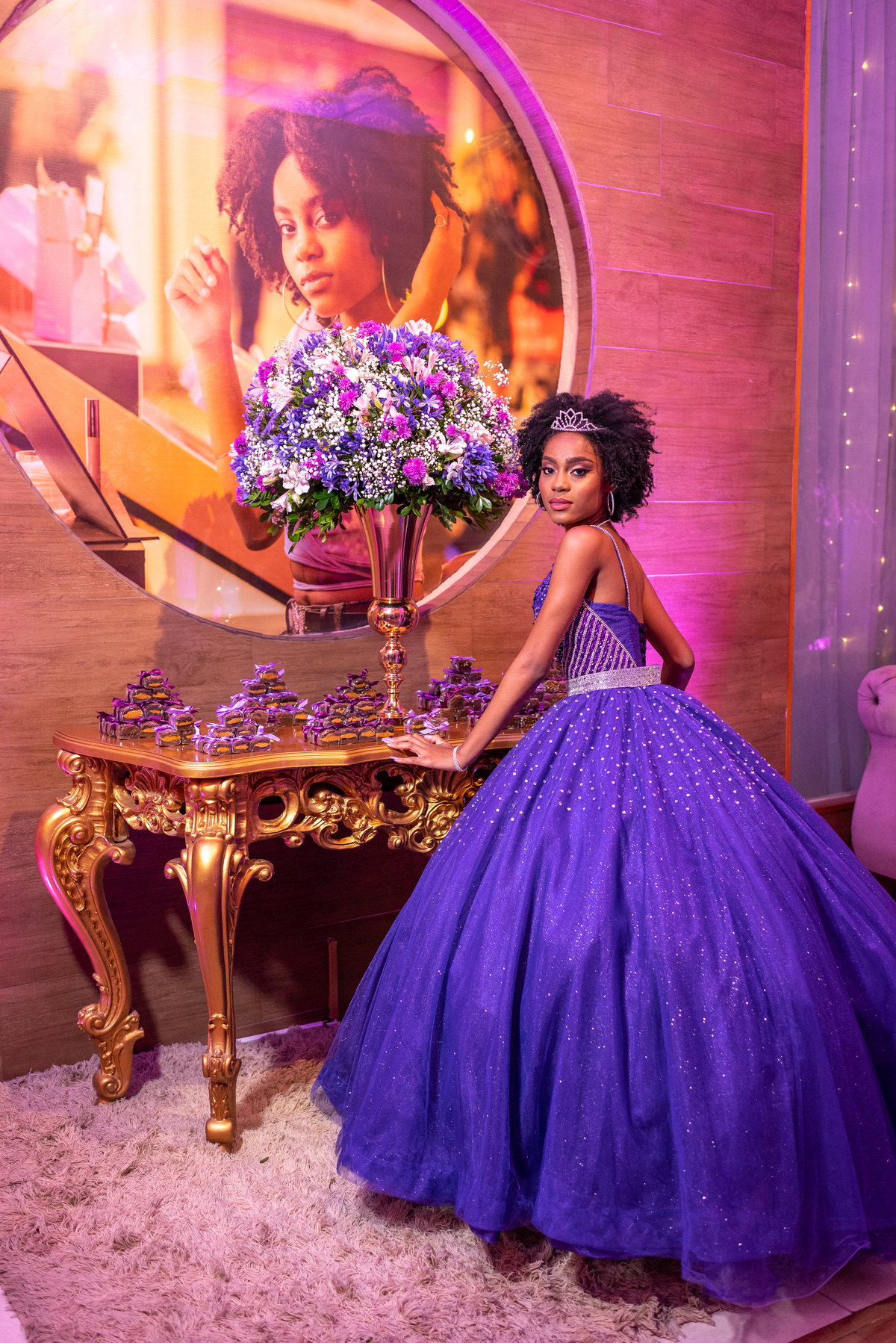 Debutante com vestido roxo 