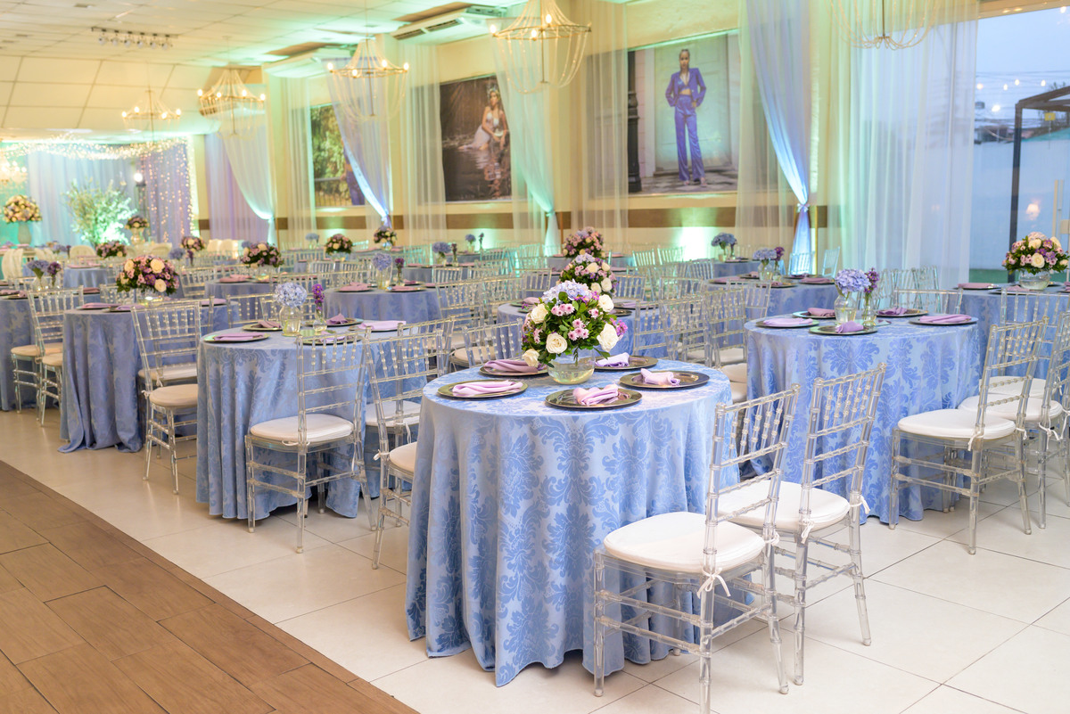 Salão de festa cores liláses 