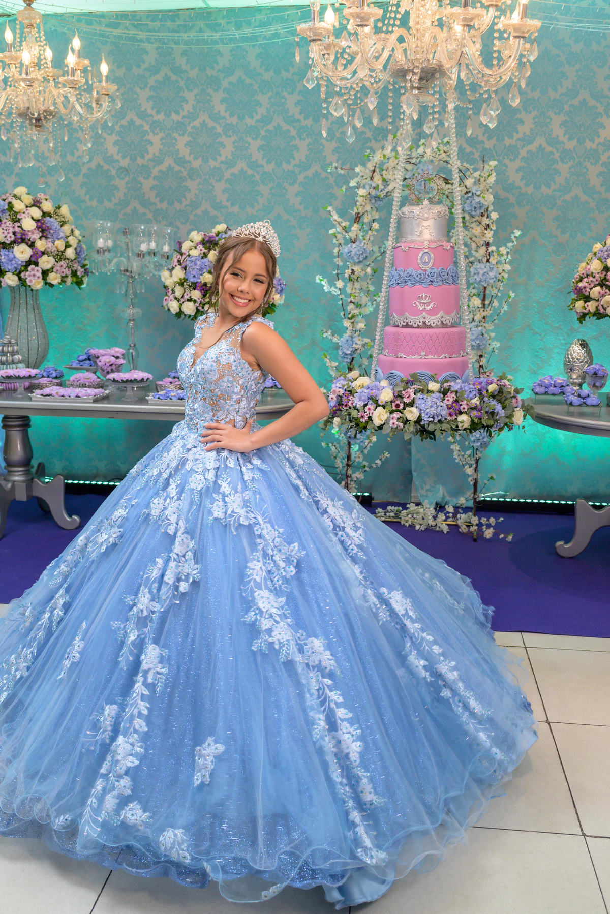 Debutante na mesa do bolo