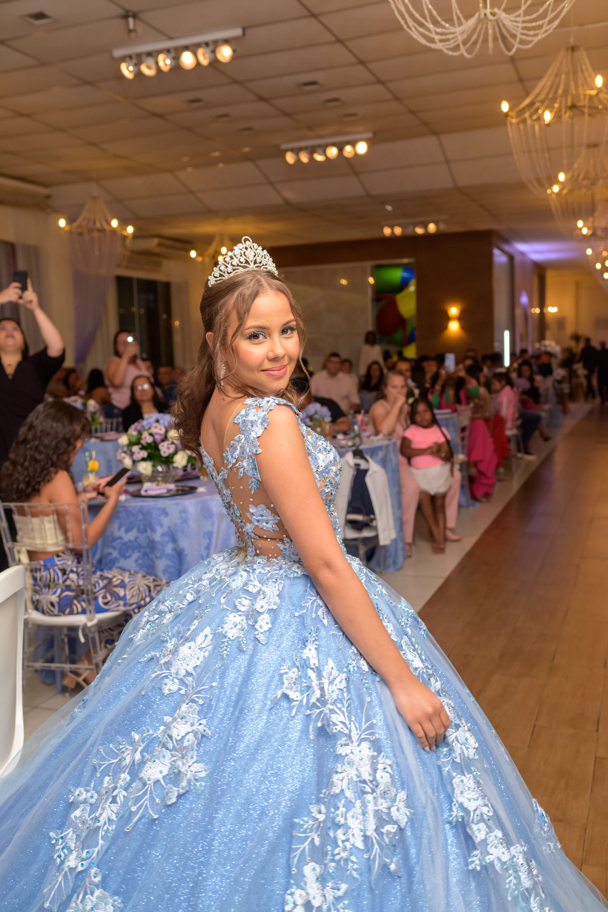 Debutantes com vestido azul gugu fernando