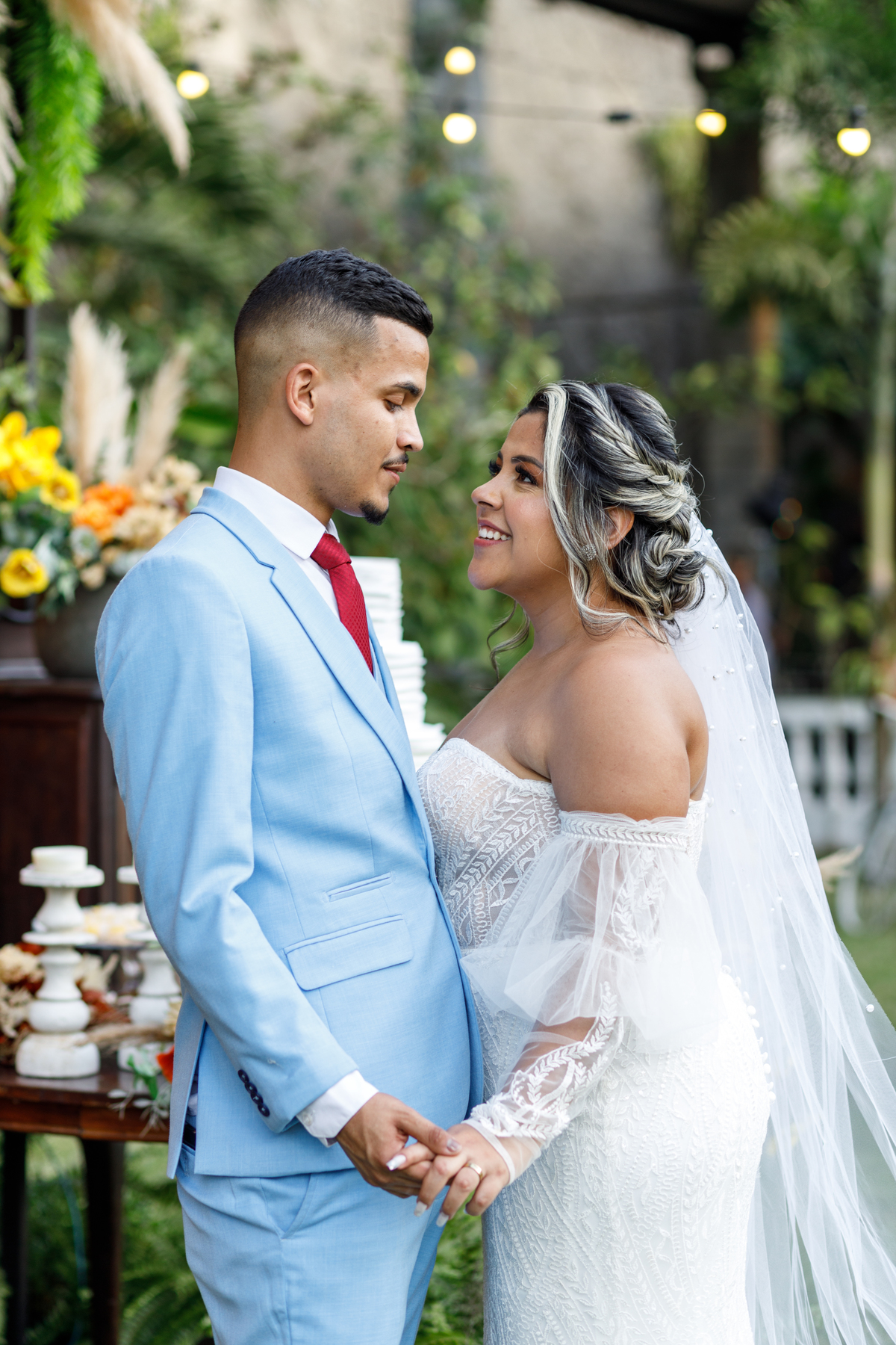 Fotos dos noivos se olhando apaixonados 