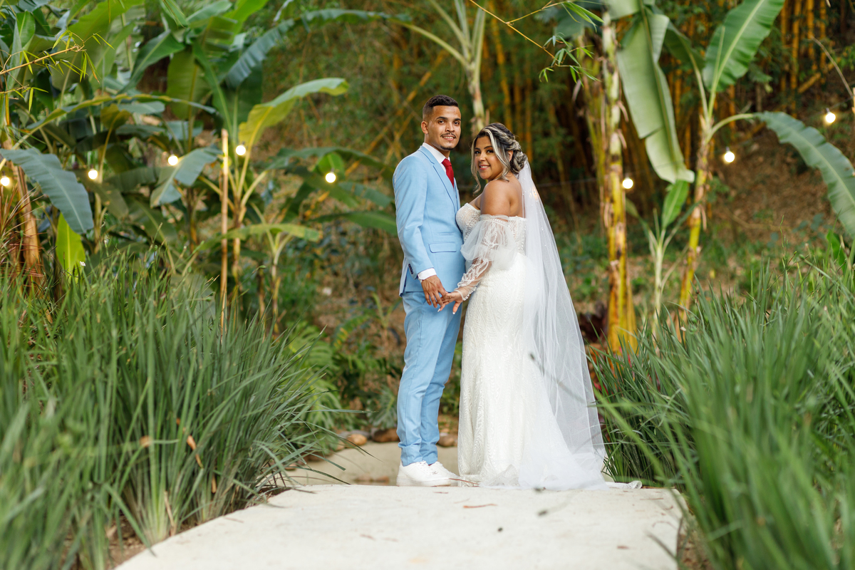Fotografia dos noivos na natureza 