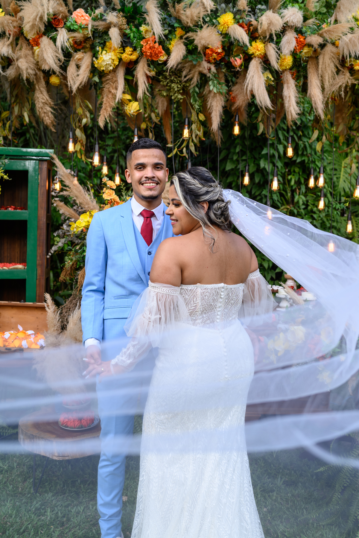 Fotos dos noivos na mesa do bolo