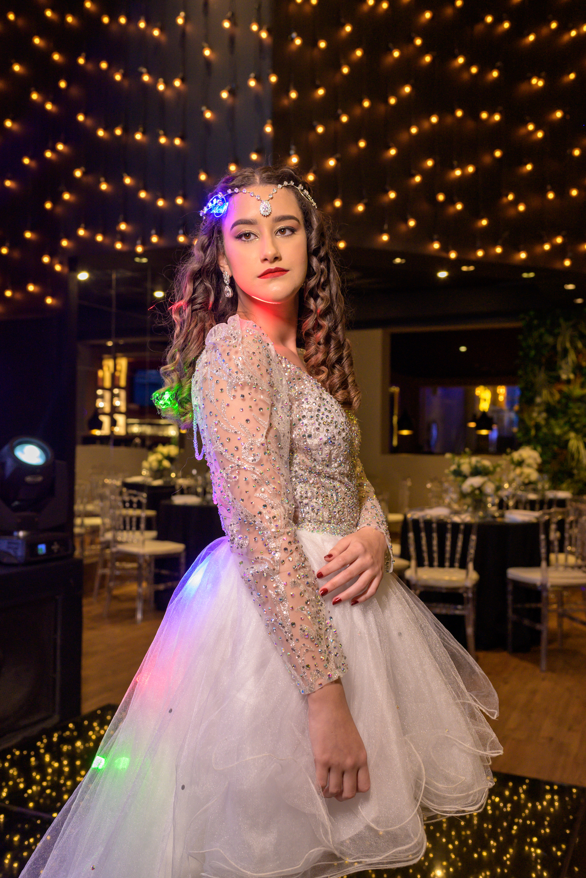 Debutante com vestido branco perolado  