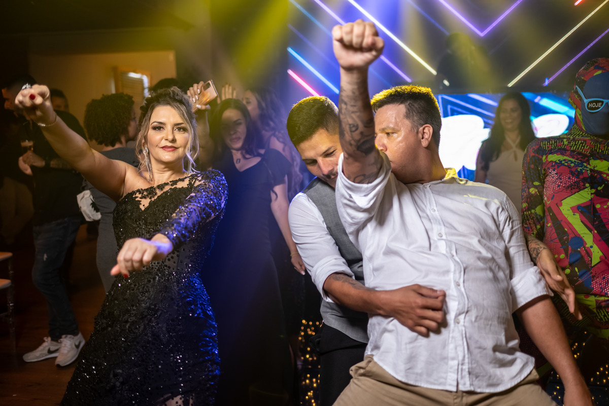 Pista de dança com luzes coloridas 