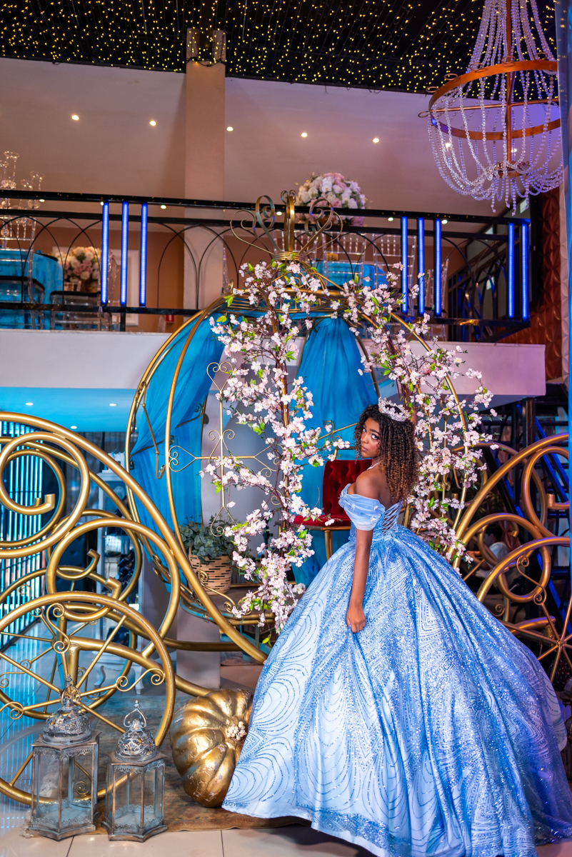 Debutante em carruagem de princesa