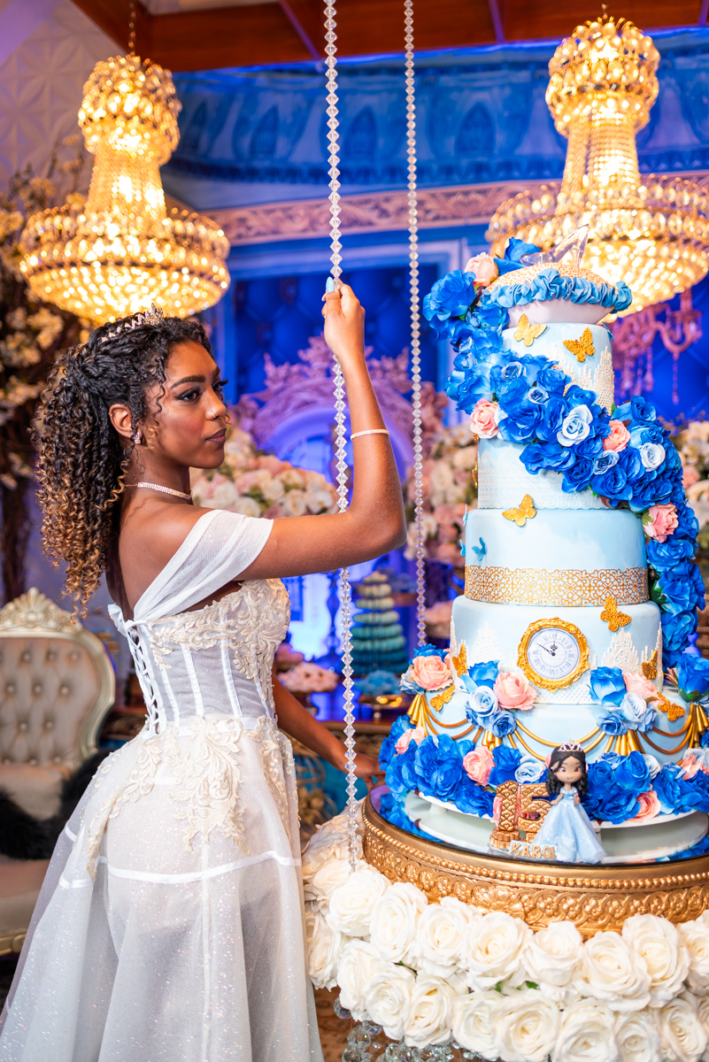  Debutante com vestido branco lindo 