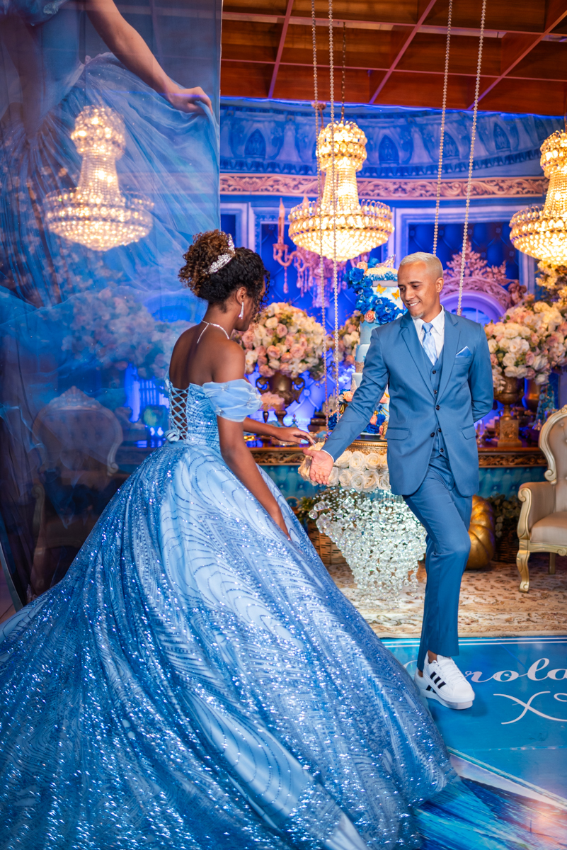 Valsa com o irmão na pista de dança 