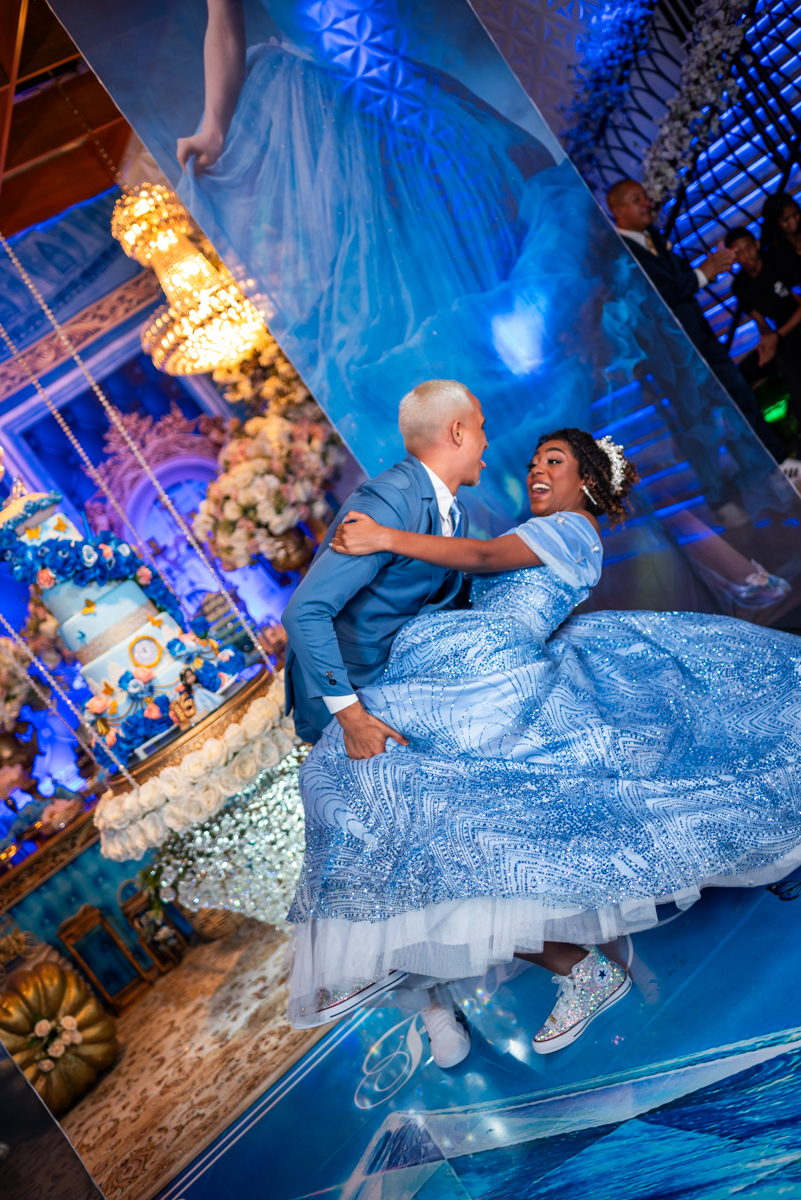  Irmão dançando valsa com a debutante 