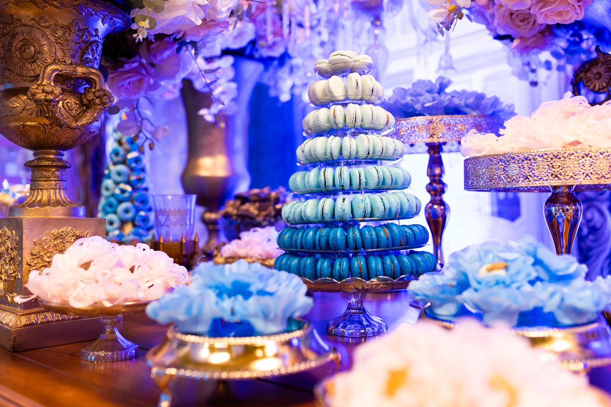 Macarons na mesa do bolo 