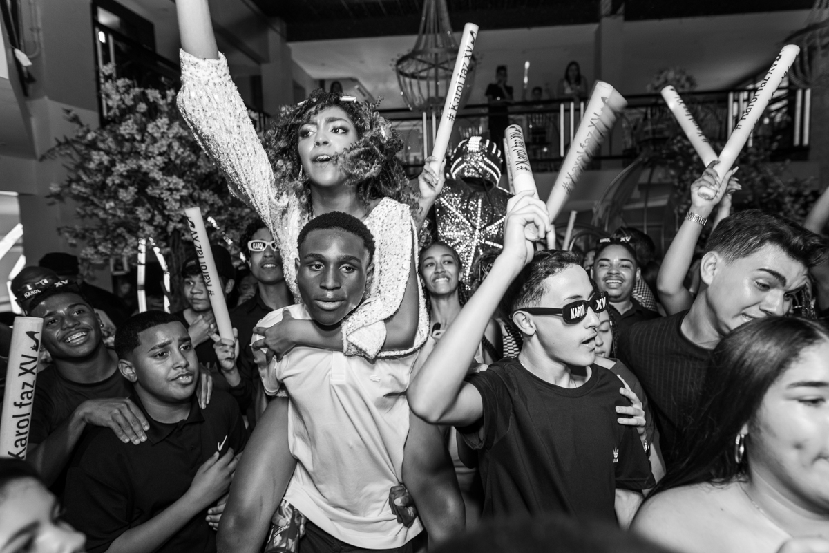  Convidados animados na pista de dança