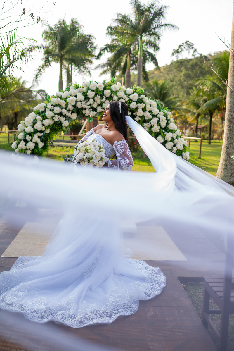 Penteados de noiva COM véu longo