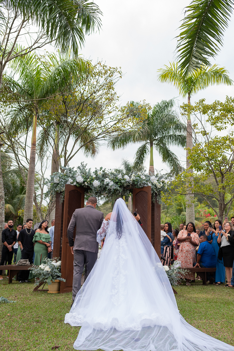  Noiva entrando cantando na cerimonia 