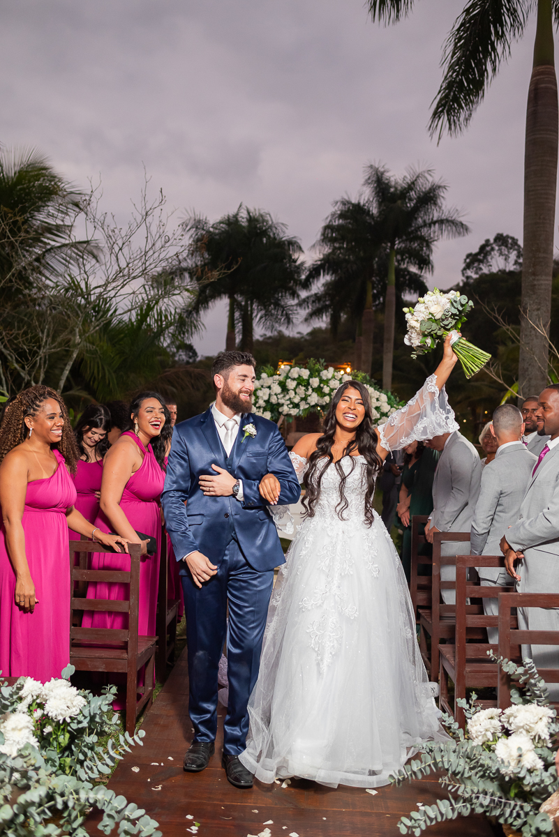 Noivos comemorando o casamento ao ar livre 
